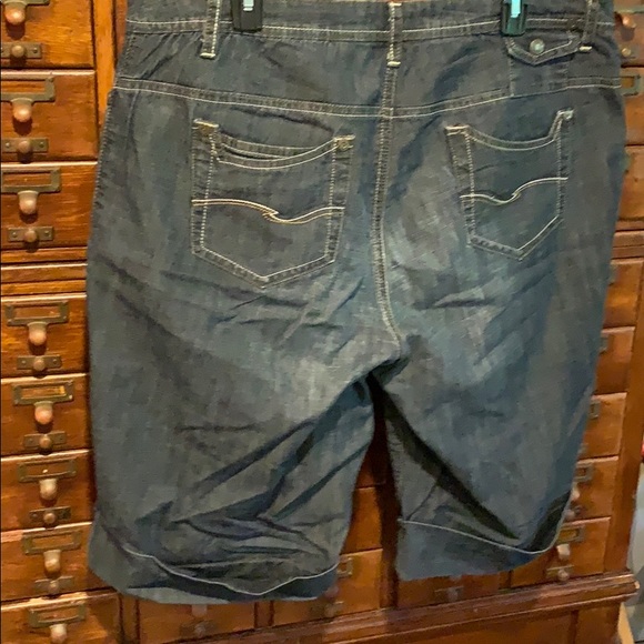 Blue Jean cuffed shorts, smoke & pet free home - Picture 3 of 9